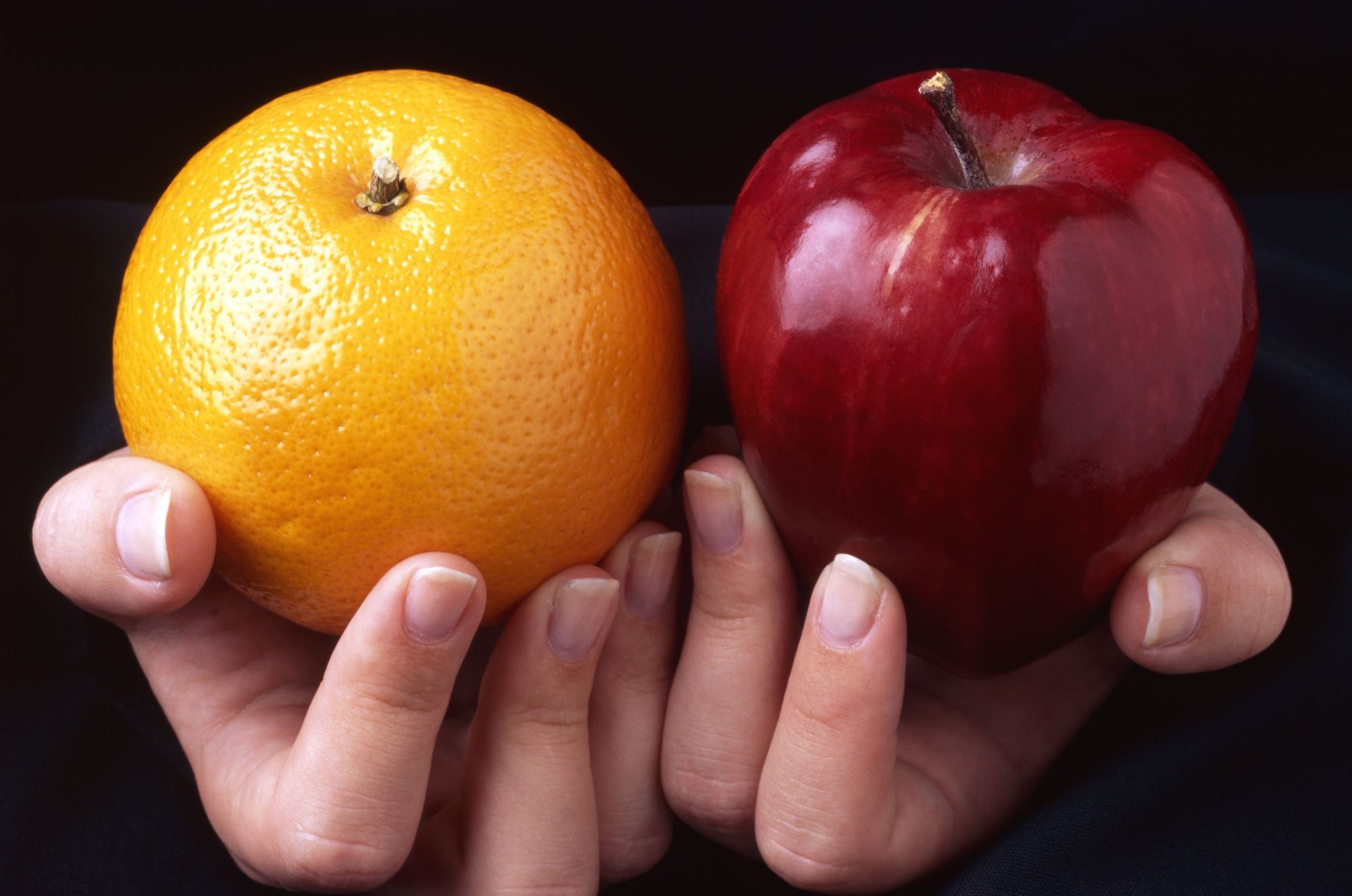 Hands-holding-an-apple-and-an-orange