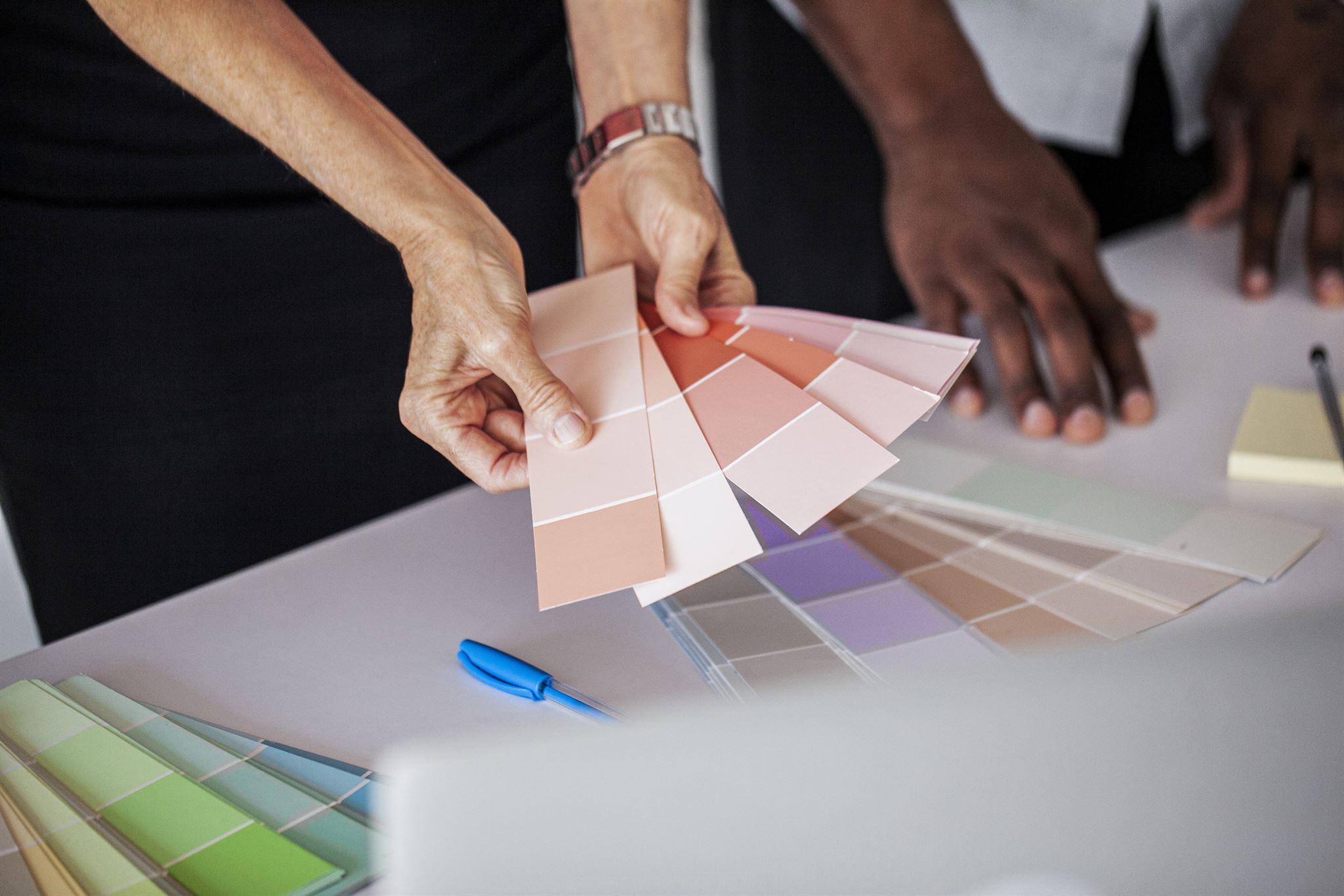 Hands-holding-color-samples